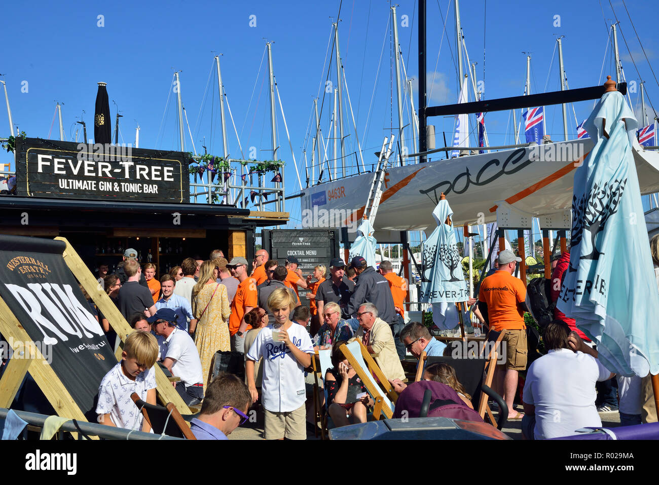 L'Ultime Fever-Tree Gin Tonic Bar est plein de courses suivantes au cours de la semaine de Cowes Lendy (2018), Cowes, île de Wight Banque D'Images