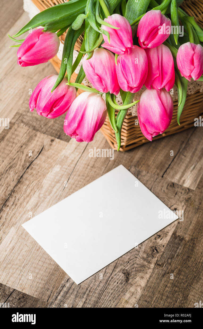 Beau bouquet de tulipes roses et félicitations sur la table Banque D'Images