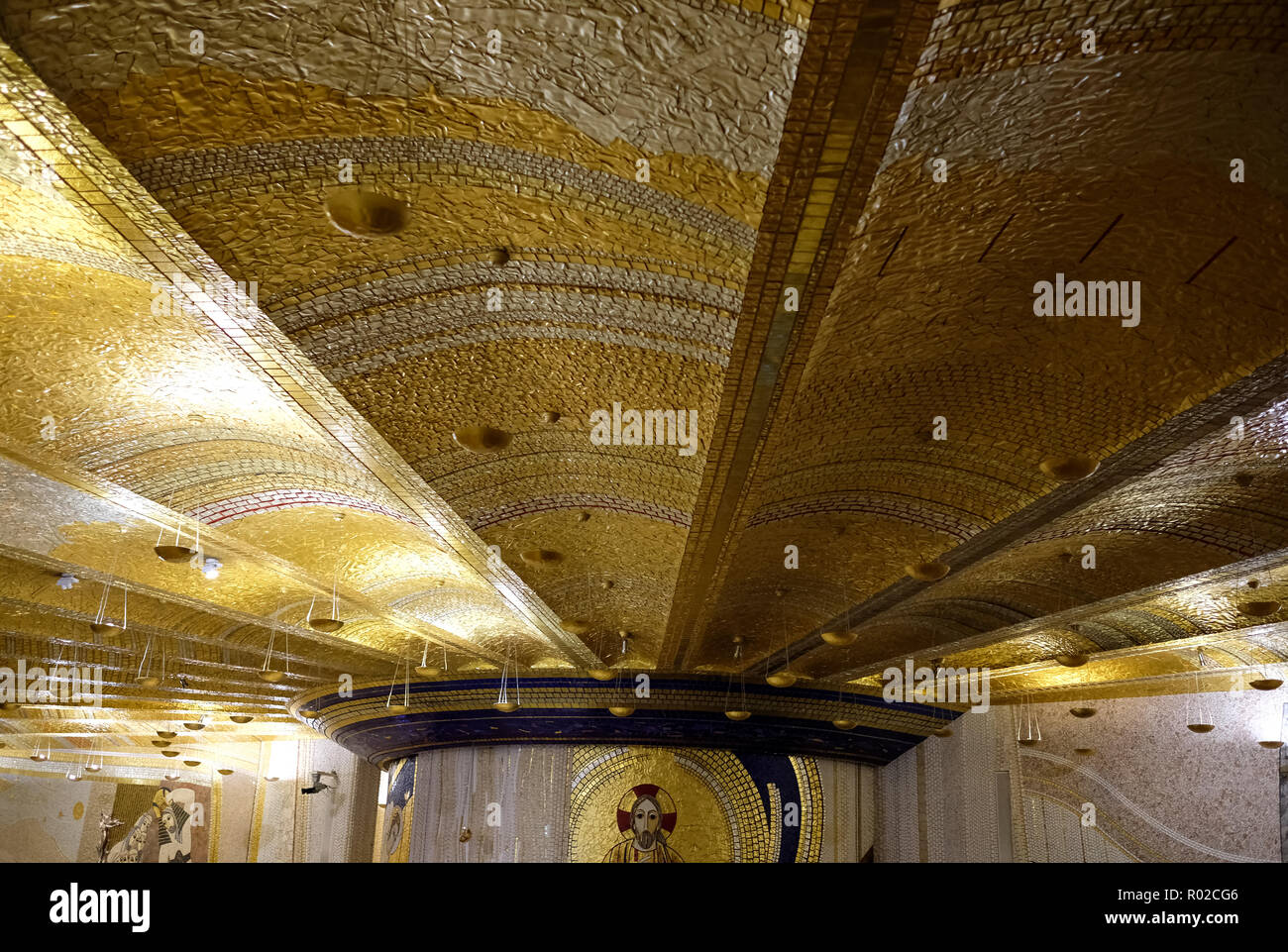 Sanctuaire de Padre Pio à Santa Maria delle Grazie à San Giovanni Rotondo, péninsule du Gargano. Photo montre de près de l'mosaïques dans la crypte Banque D'Images