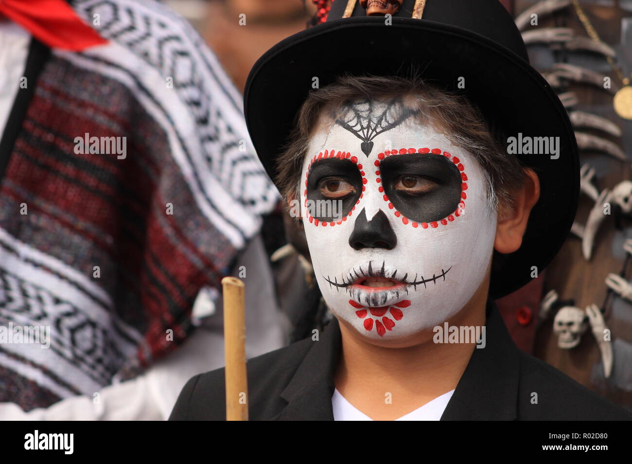 Jeune garçon avec beau crâne en sucre (Catrina) un miroir à jour de célébration des morts Banque D'Images