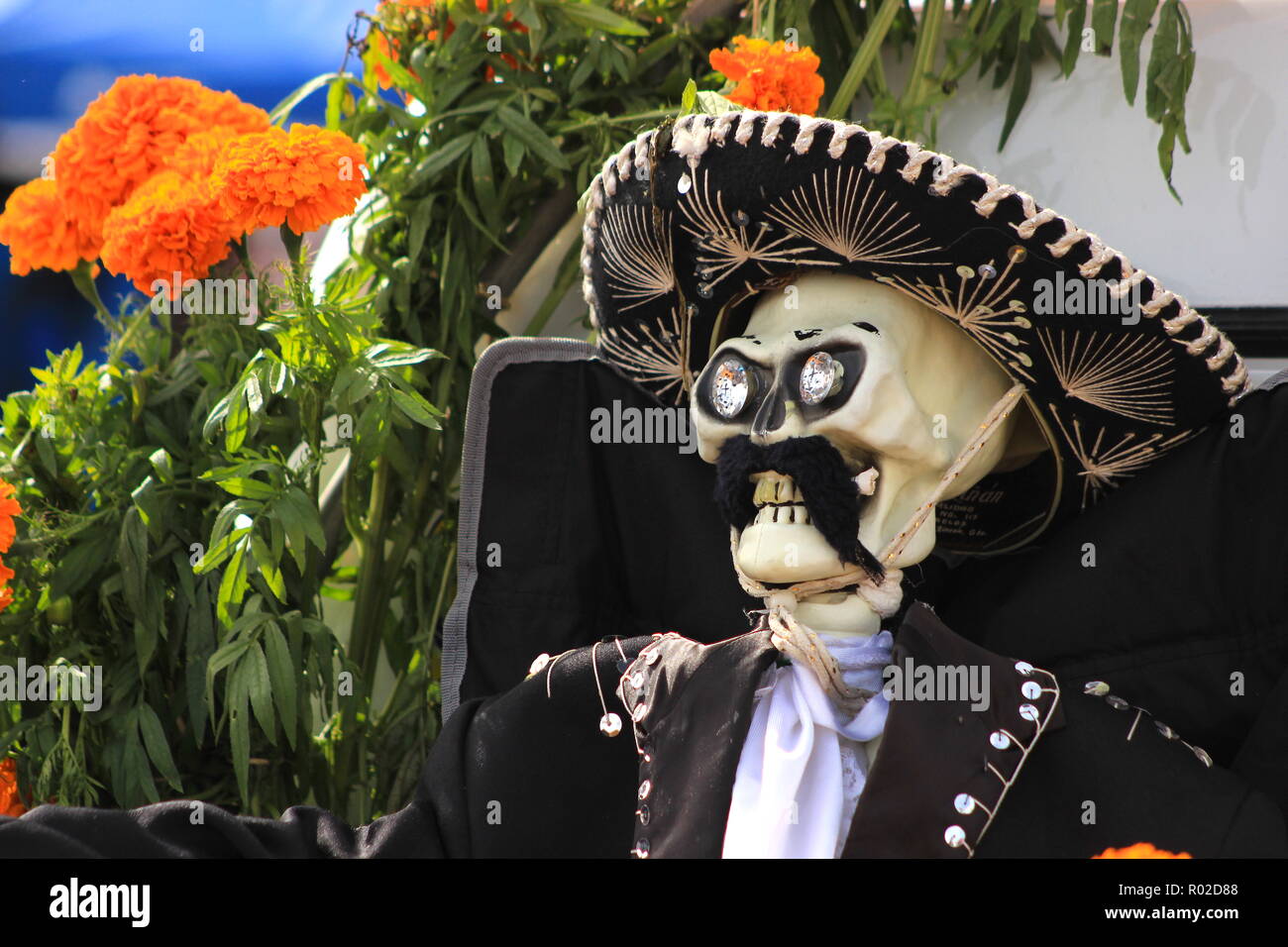 Détail de squelette en vêtements traditionnels mexicains au Jour des Morts autel Banque D'Images