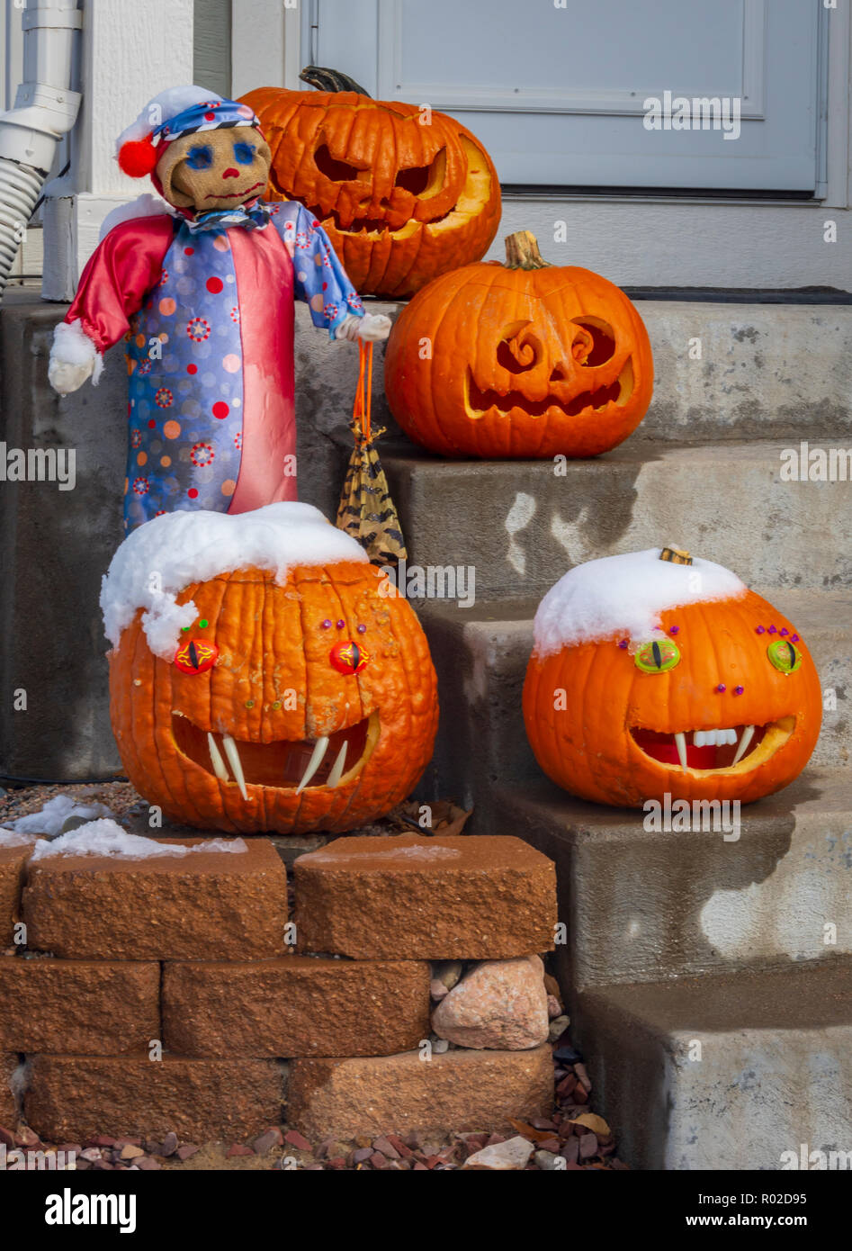 Les citrouilles décorées et sculptées pour Halloween mis sur le porche avant de suburban home, Castle Rock Colorado nous. Photo prise le 31 octobre 2018 Banque D'Images