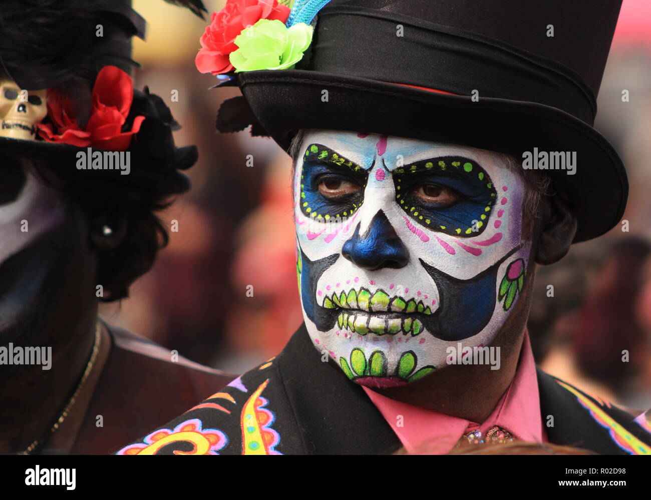 Homme avec beau crâne en sucre un miroir à jour des Morts célébration Banque D'Images