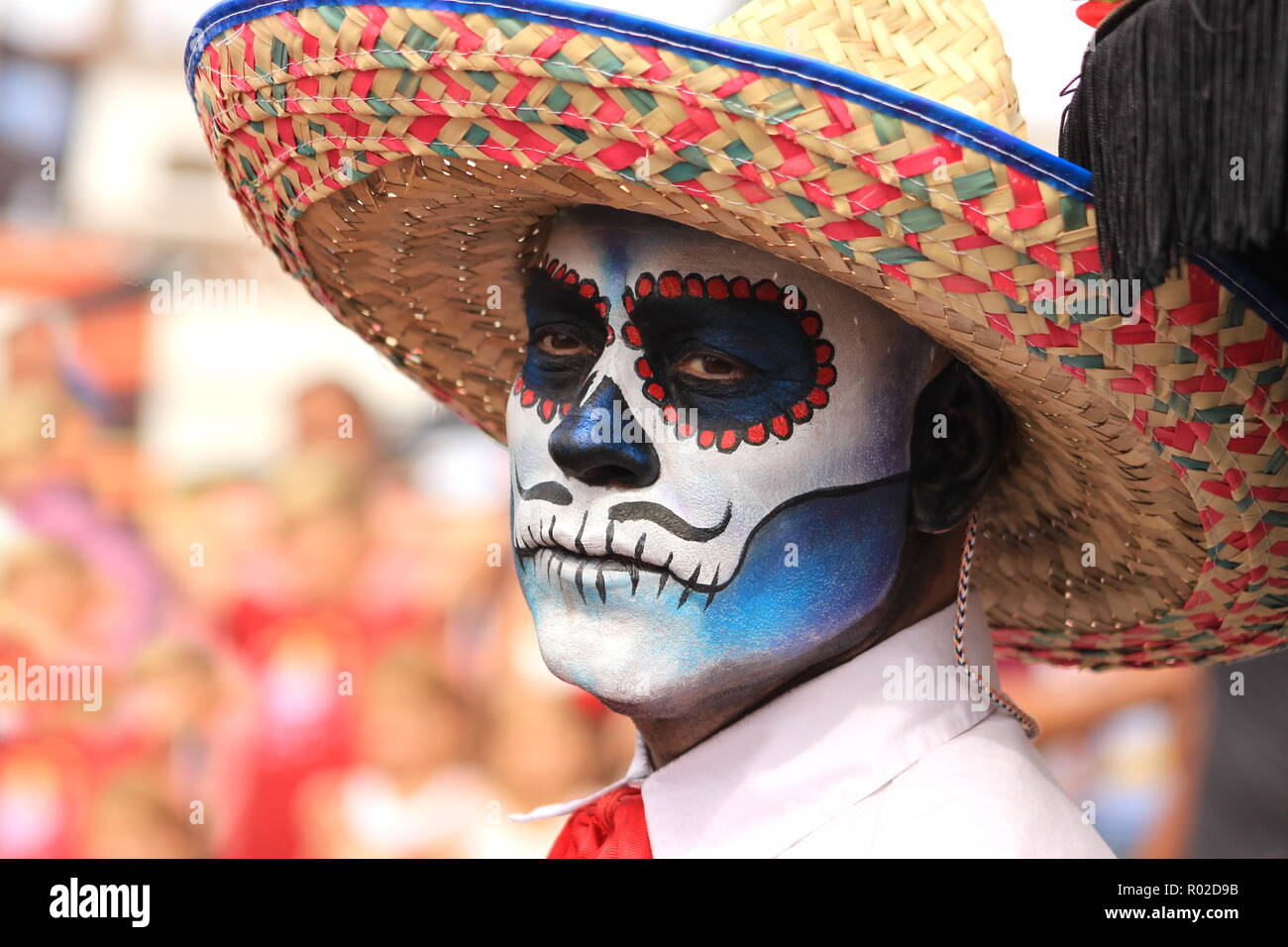 Homme avec beau crâne en sucre un miroir à jour des Morts célébration Banque D'Images