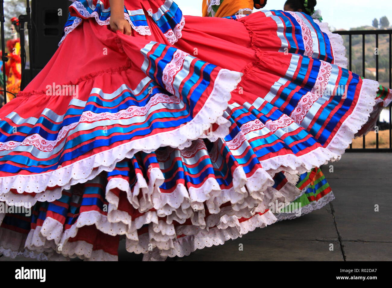 Jupes colorés voler au cours de danse traditionnelle mexicaine Photo Stock  - Alamy