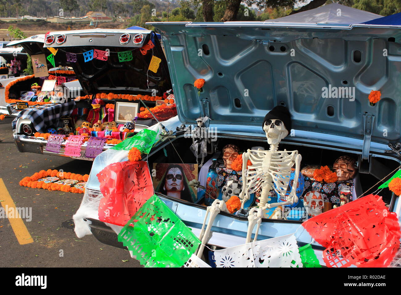 Autels traditionnels (ofrendas) d'un Jour des Morts la fête sont affichées dans les troncs de voitures classiques Banque D'Images