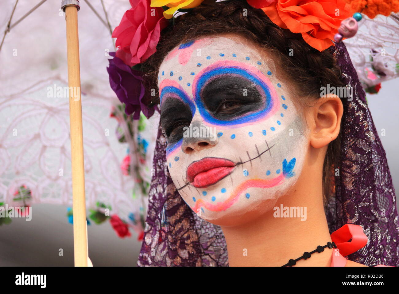 Femme avec beau crâne en sucre maquillage (Catrina) durant le Jour des Morts (Dia de los Muertos) Banque D'Images