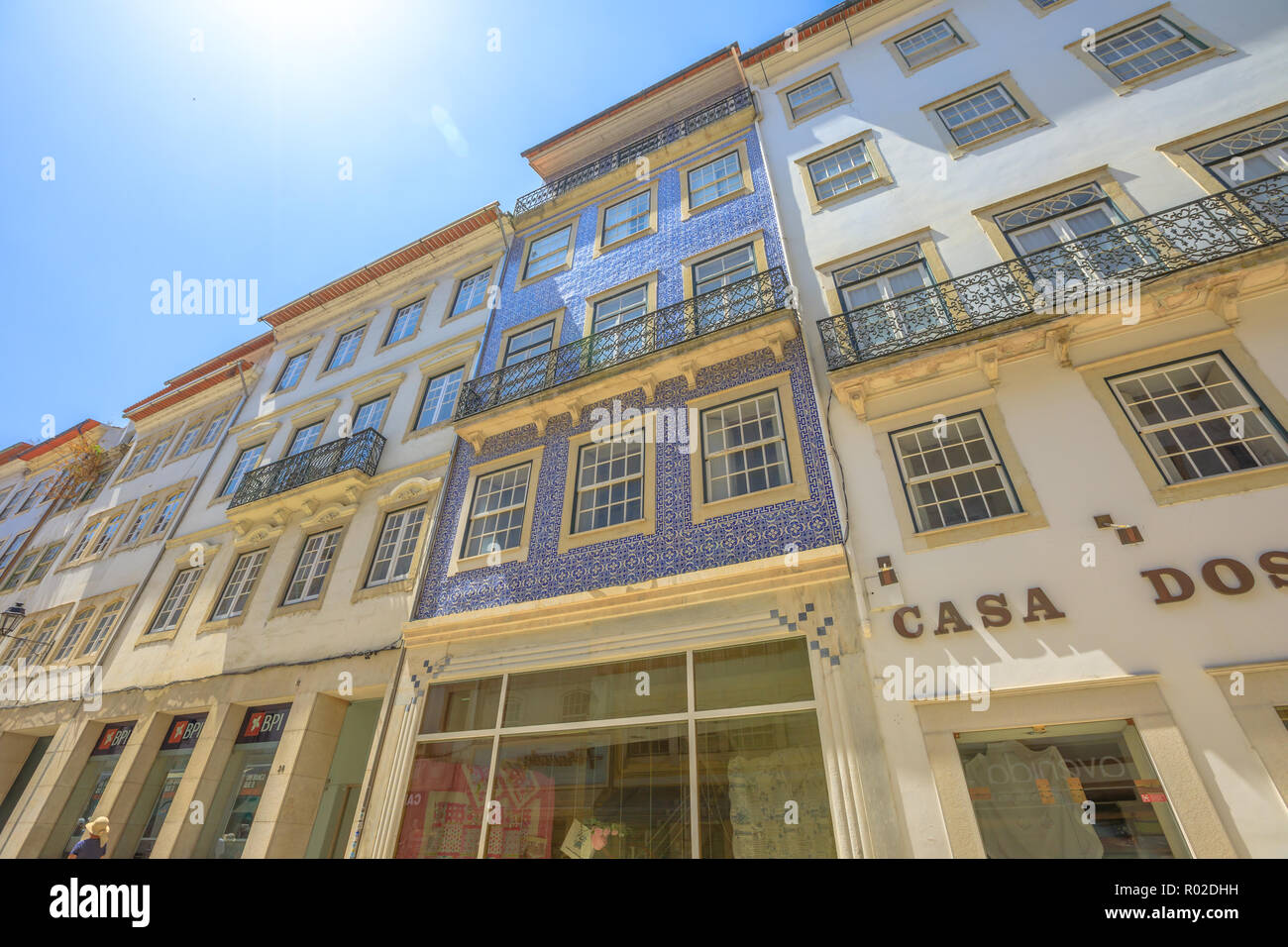 Coimbra, Portugal - 14 août 2017 : l'architecture windows de bâtiments historiques dans la Rua Ferreira Borges dans le centre de Coimbra, l'inférieure partie médiévale de la ville portugaise. Arrière-plan de la rue en milieu urbain. Banque D'Images