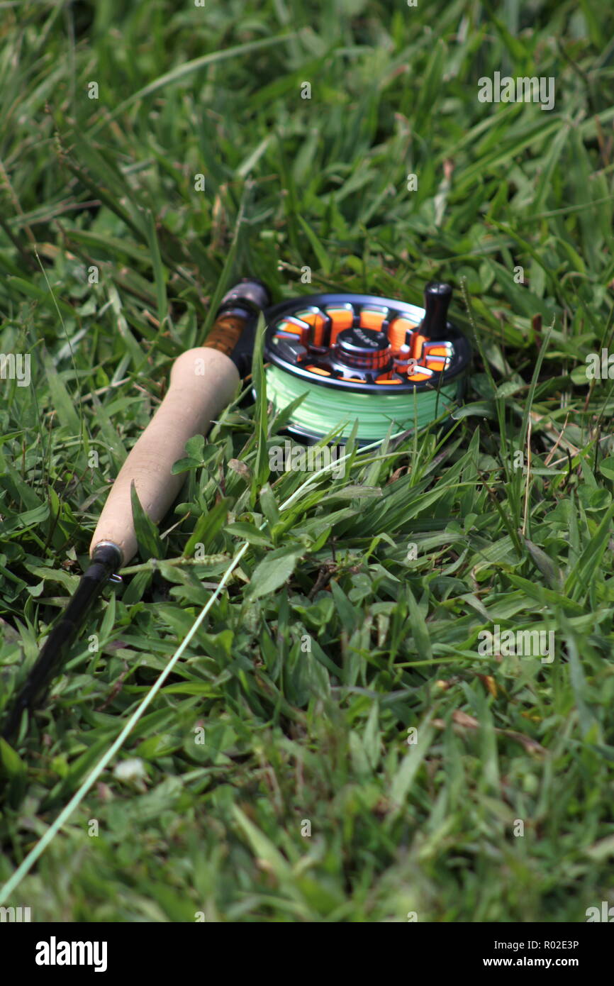 Orvis fly fishing rod Recon assis prêt à pêcher à la mouche pour la truite dans la rivière Tuckasegee, dans l'ouest de la Caroline du Nord. Banque D'Images