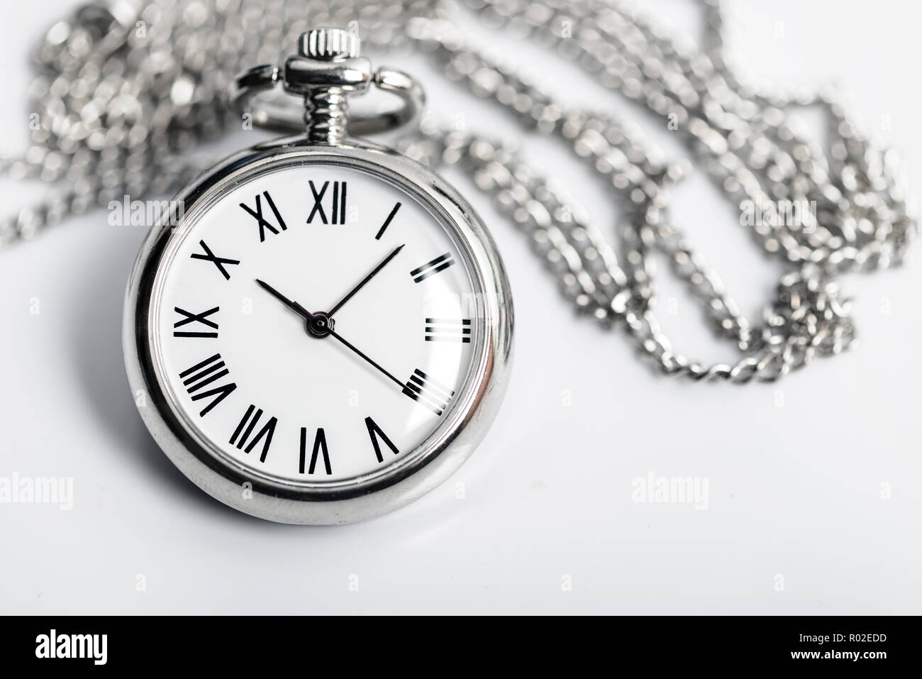 Style rétro montre de poche sur l'arrière-plan d'un gris clair Banque D'Images