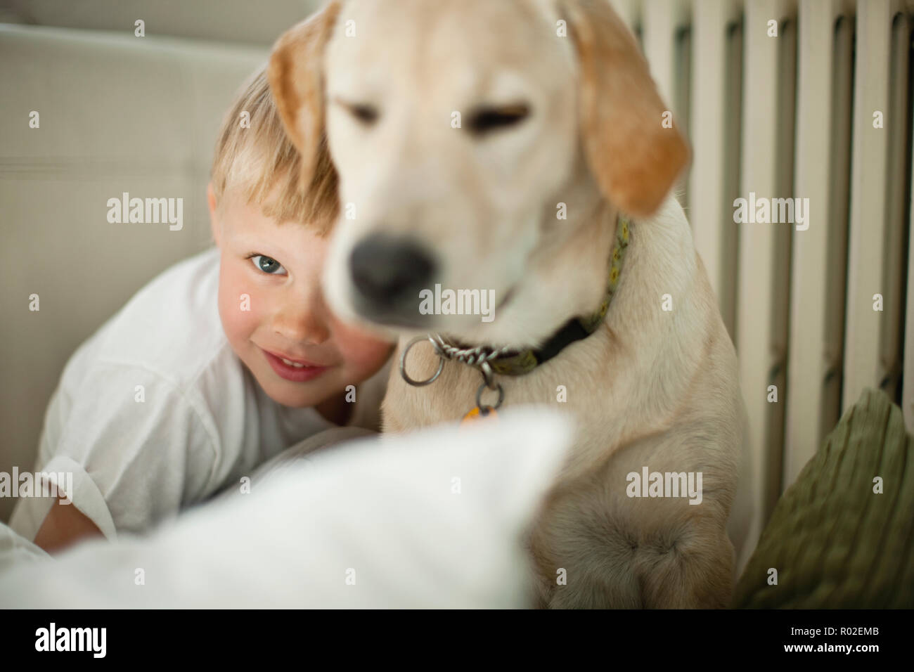 Young boy hugging son chien. Banque D'Images