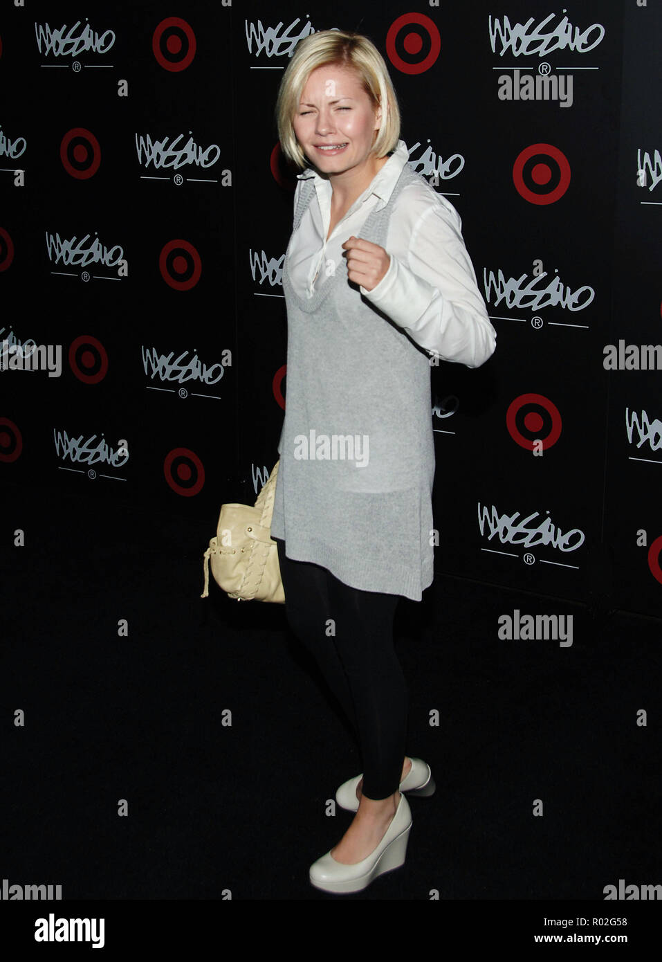 Elisha Cuthberg arrivant à l'hôte cible Fashion Week Bash à la région de Los Angeles. faceCuthbergElisha drôle pleine longueur027 Red Carpet Event, Vertical, USA, Cinéma, Célébrités, photographie, Bestof, Arts, Culture et divertissement, Célébrités Topix fashion / Vertical, Best of, événement dans la vie d'Hollywood, Californie - Tapis rouge et en backstage, USA, Cinéma, Célébrités, cinéma, télévision, Célébrités célébrités musique, photographie, Arts et culture, Bestof, divertissement, Topix, vertical, une seule personne, à partir de l'année 2006, enquête tsuni@Gamma-USA.com - Mode Full Leng Banque D'Images