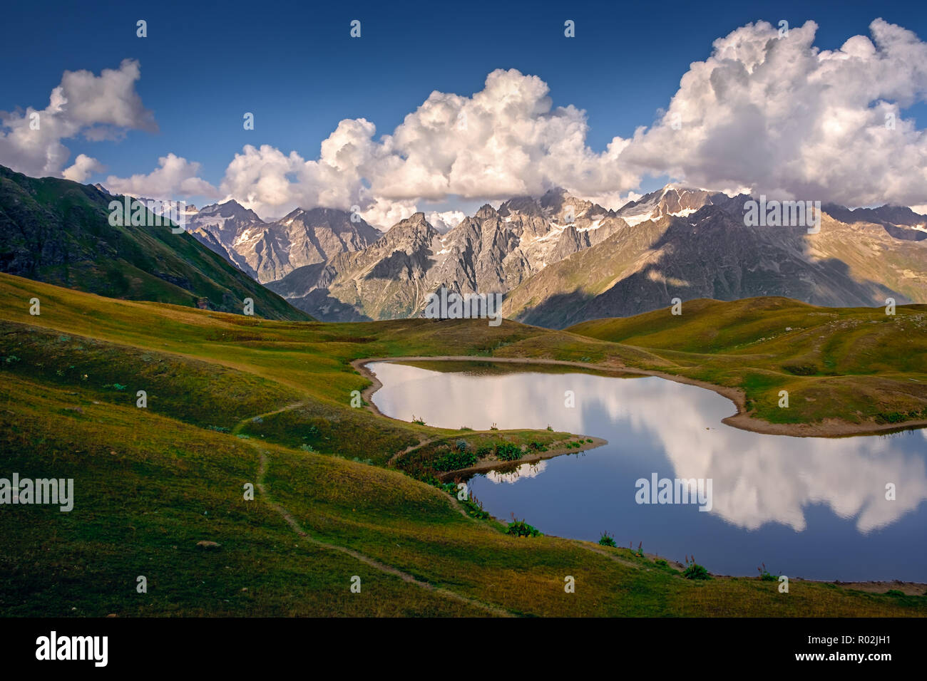Paysage de montagne vue de lacs Koruldi dans le parc national de Svaneti, pays de la Géorgie Banque D'Images