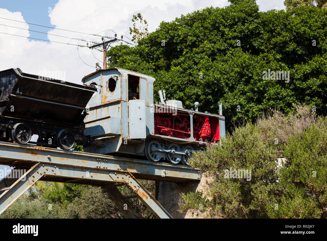 Train diesel à partir de la restauration des mines de cuivre de Kalavasos sur un pont dans le village de Kalavasos, près de Larnaca, Chypre Octobre 2018 Banque D'Images