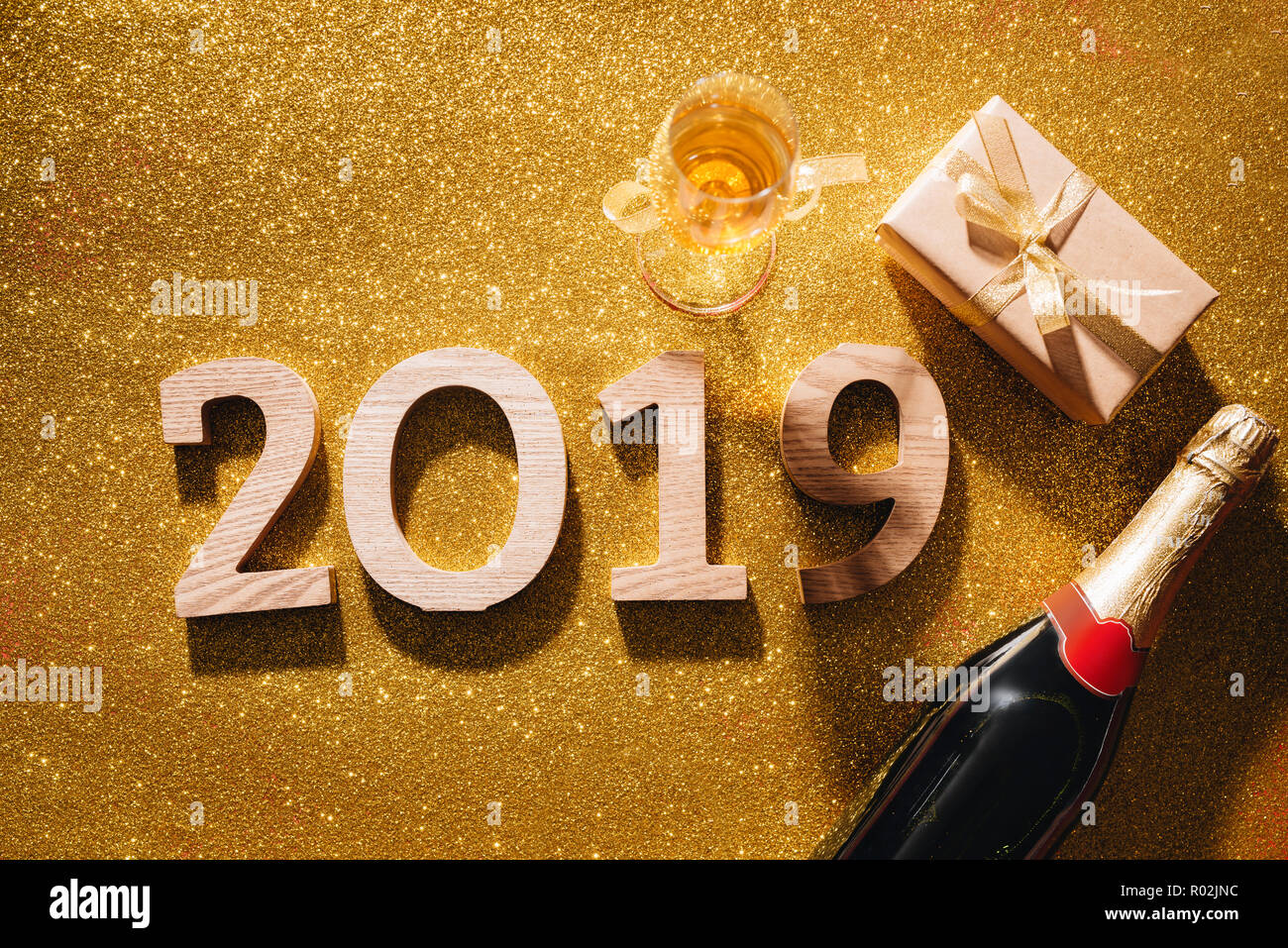 Bonne année 2019 les numéros de modèle. le bloc-notes et d'espace libre pour le texte. Décorations de Noël, des jouets de Noël, étoiles d'or, cadeaux. Banque D'Images