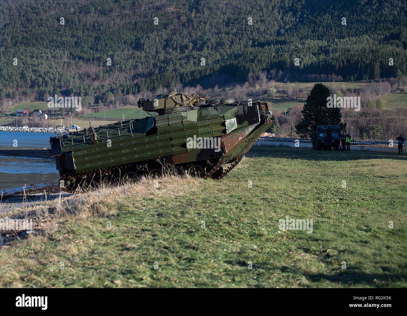 Les Marines américains avec la 24e Marine Expeditionary Unit effectuer un débarquement amphibie dans les véhicules amphibies d'assaut au cours de l'exercice Trident stade 18 dans Alvund, la Norvège, le 30 octobre 2018. Stade Trident 18 améliore les États-Unis et ses alliés de l'Otan et partenaires capacité à travailler ensemble collectivement pour mener des opérations militaires dans des conditions difficiles. (U.S. Photo par marine Spécialiste de la communication de masse 2e classe Deanna C. Gonzales/libérés) Banque D'Images