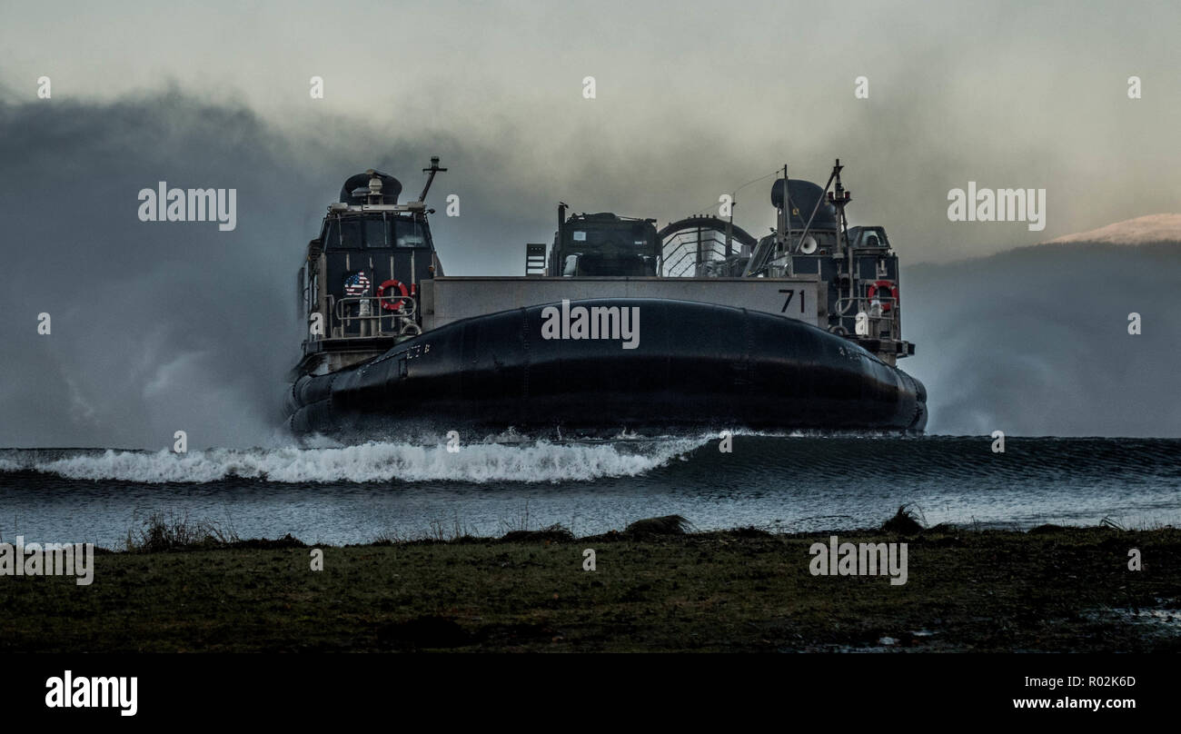 L'US Navy UN Landing Craft Air Cushion (LCAC) hits la plage dans Ålvund, la Norvège au cours de l'exercice Trident stade 2018. Stade Trident 2018 réunis 50 000 militaires de 31 pays membres de l'OTAN et les pays partenaires dans le centre de la Norvège. Photo par l'OTAN Banque D'Images