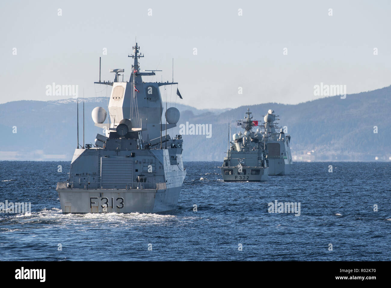 Le Navire canadien de Sa Majesté (NCSM) VILLE DE QUÉBEC suit Sa Majesté Navire norvégien Helge Ingstad, des navires de la Marine portugaise CORTE-REAL, et Sa Majesté danoise ESBERN SNARE navire dans le fjord de Trondheim au cours de l'Exercice TRIDENT STADE Le 29 octobre 2018. Photo : Cplc André Maillet, les services d'imagerie de la FMAR(P) Banque D'Images