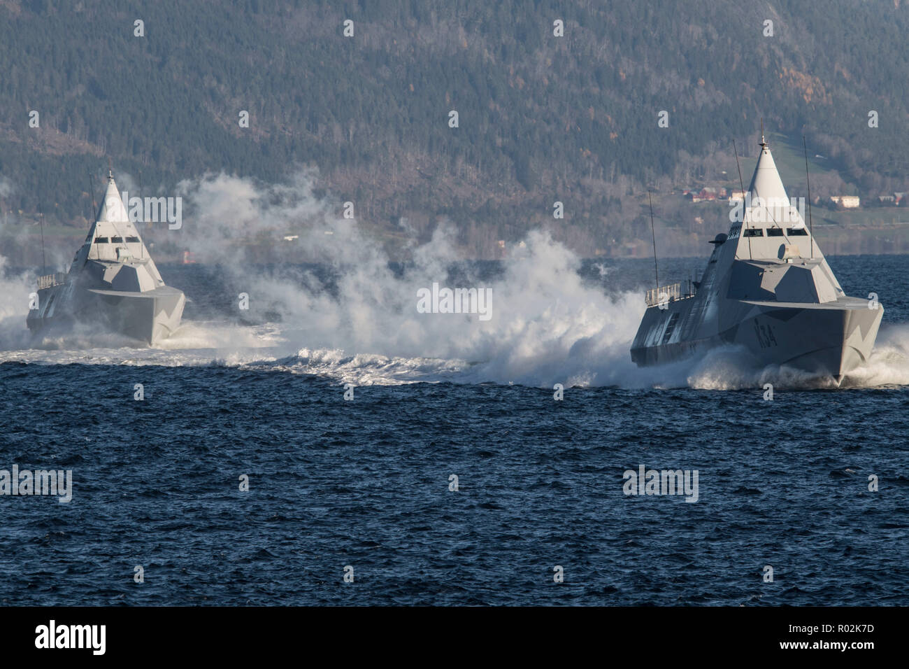 Sa Majesté suédoise et KARLSTAD NYKOPING Navires naviguer à travers le fjord de Trondheim au cours de l'Exercice TRIDENT STADE Le 26 octobre 2018. Avec environ 50 000 membres du personnel participant à l'exercice Trident Stade 2018, c'est l'un des plus grands exercices de l'OTAN au cours des dernières années. Autour de 250 appareils, 65 navires et plus de 10 000 véhicules sont impliqués dans l'exercice en Norvège. Photo : Cplc André Maillet, les services d'imagerie de la FMAR(P) Banque D'Images