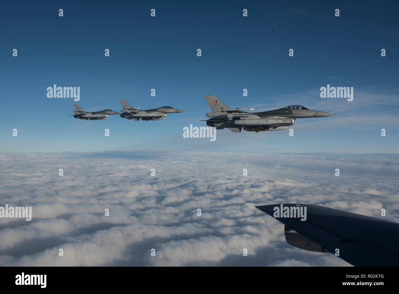 Trois F-16 Fighting Falcon belge voler aux côtés de l'US Air Force un Stratotanker KC-135 au cours de l'exercice Trident stade 18, dans l'espace aérien suédois, le 30 octobre 2018. L'exercice de l'OTAN comprend 31 pays et offre des occasions uniques de s'entraîner avec l'OTAN et de pays partenaires. (U.S. Photo de l'Armée de l'air par la Haute Airman Luc Milano) Banque D'Images
