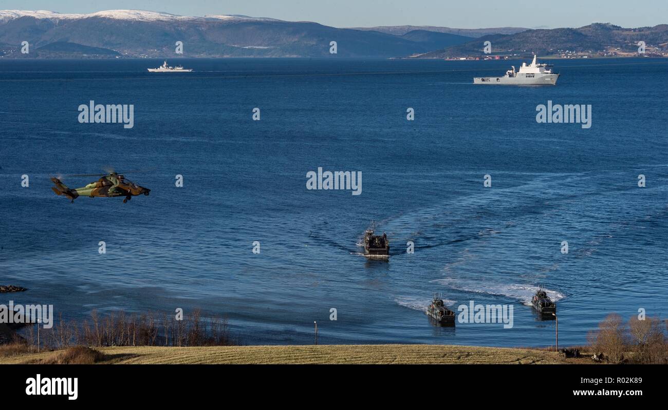 Une démonstration des capacités interarmées a lieu au cours de l'Exercice TRIDENT STADE 2018 à Trondheim, Norvège, le 30 octobre 2018. Avec environ 50 000 membres du personnel participant à l'exercice Trident Stade 2018, c'est l'un des plus grands exercices de l'OTAN au cours des dernières années. Autour de 250 appareils, 65 navires et plus de 10 000 véhicules sont impliqués dans l'exercice en Norvège. Photo : Sgt Marc-André Gaudreault, JFC Brunssum Imagery Banque D'Images