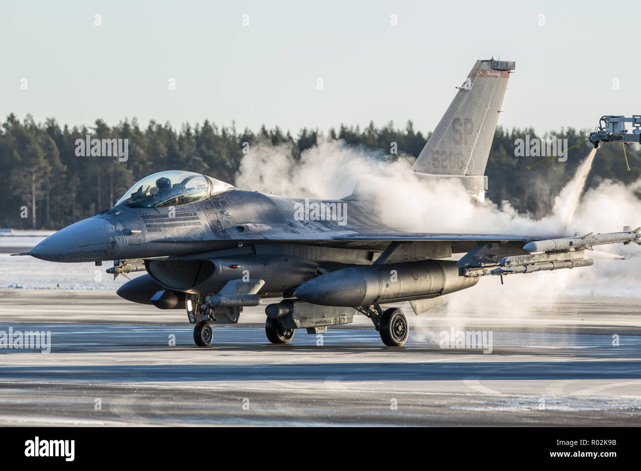 La Base Aérienne de Kallax Suède, 29 octobre 2018 - Essai de l'United States Air Force chasseurs F-16 juste avant de décoller pour l'OTAN de l'exercice Trident Stade. Avec environ 50 000 membres du personnel participant à l'exercice Trident Stade 2018, c'est l'un des plus grands exercices de l'OTAN au cours des dernières années. Autour de 250 appareils, 65 navires et plus de 10 000 véhicules sont impliqués dans l'exercice en Norvège. Photo : Christian-7 OU Timmig Banque D'Images