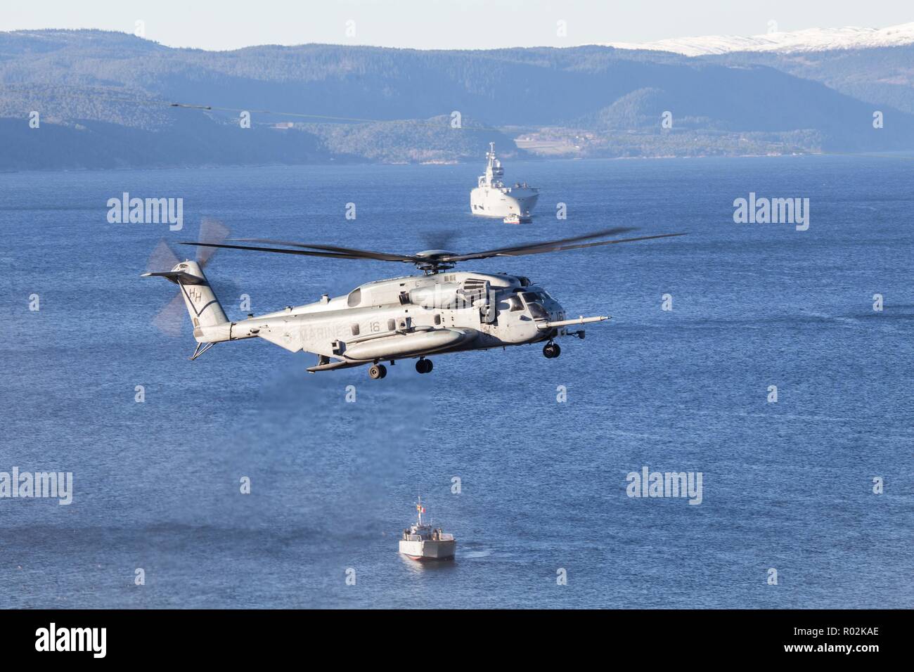 Un CH-53E Super Stallion des Marines américains en vol au dessus de la zone des opérations près de Trondheim, en Norvège, au cours de l'exercice Trident stade 18. Avec environ 50 000 membres du personnel participant à l'exercice Trident Stade 2018, c'est l'un des plus grands exercices de l'OTAN au cours des dernières années. Autour de 250 appareils, 65 navires et plus de 10 000 véhicules sont impliqués dans l'exercice en Norvège. Photo par OU-8 Sebastien Raffin / Français, une commande de l'air alliées Banque D'Images