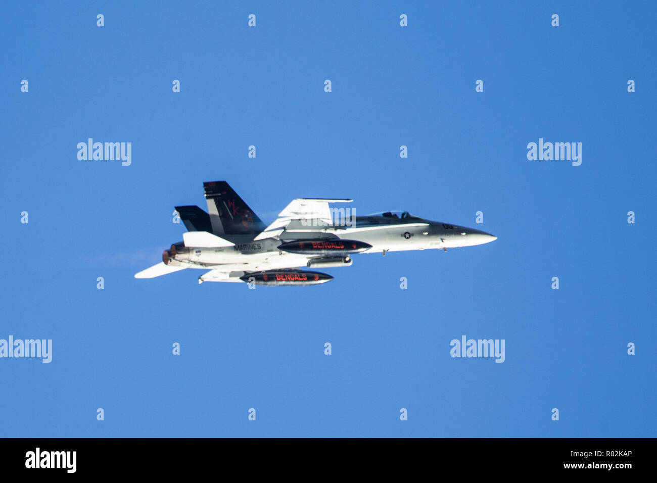 Un F-18 de l'US Marines vole au-dessus de la zone des opérations près de Trondheim, en Norvège, au cours de l'exercice Trident stade 18. Avec environ 50 000 membres du personnel participant à l'exercice Trident Stade 2018, c'est l'un des plus grands exercices de l'OTAN au cours des dernières années. Autour de 250 appareils, 65 navires et plus de 10 000 véhicules sont impliqués dans l'exercice en Norvège. Photo par OU-8 Sebastien Raffin / Français, une commande de l'air alliées Banque D'Images