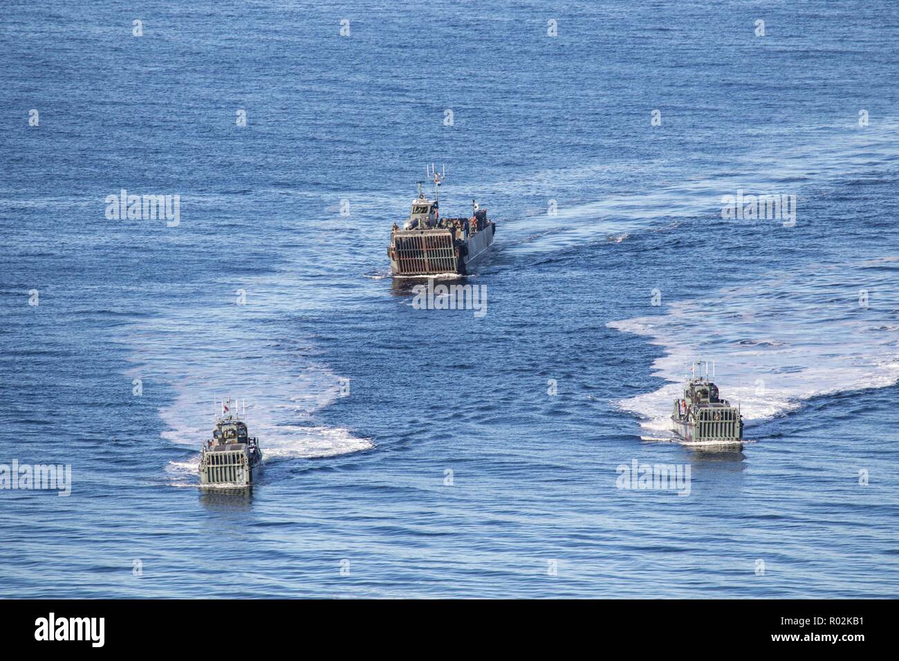 Barges de débarquement accédez au fjord de Trondheim, en Norvège, au cours de l'exercice Trident stade 18. Avec environ 50 000 membres du personnel participant à l'exercice Trident Stade 2018, c'est l'un des plus grands exercices de l'OTAN au cours des dernières années. Autour de 250 appareils, 65 navires et plus de 10 000 véhicules sont impliqués dans l'exercice en Norvège. Photo par OU-8 Sebastien Raffin / Français, une commande de l'air alliées Banque D'Images