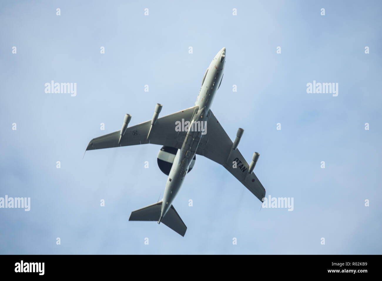 Un E3-A AWACS (Système aéroporté d'alerte Air Control System) va à l'ouverture de jour DV de Trondheim, en Norvège, au cours de l'exercice Trident stade 18. Avec environ 50 000 membres du personnel participant à l'exercice Trident Stade 2018, c'est l'un des plus grands exercices de l'OTAN au cours des dernières années. Autour de 250 appareils, 65 navires et plus de 10 000 véhicules sont impliqués dans l'exercice en Norvège. Photo par OU-8 Sebastien Raffin / Français, une commande de l'air alliées Banque D'Images