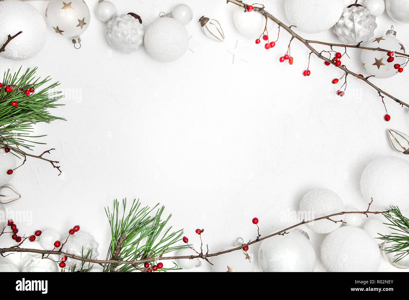 Carte de vœux de Noël - fond bois blanc avec hochet et baies rouges Banque D'Images
