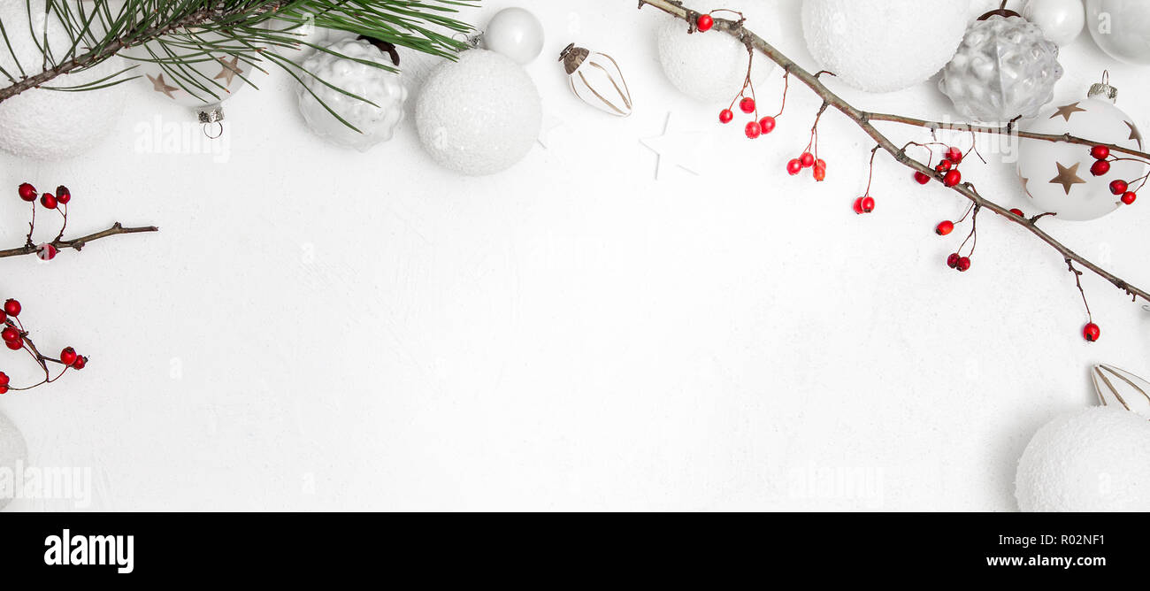 Carte de vœux de Noël - fond bois blanc avec hochet et baies rouges Banque D'Images