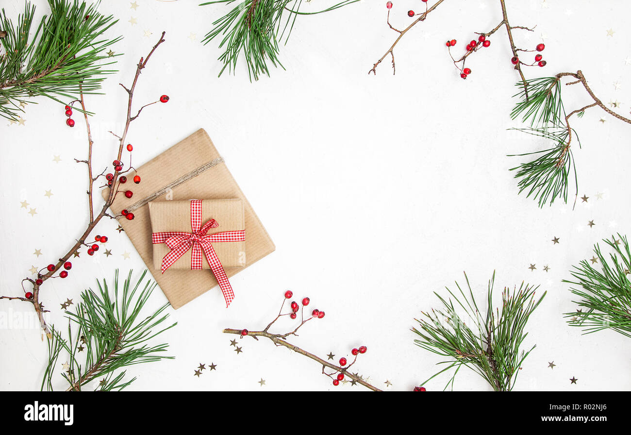 Carte de vœux de Noël - fond bois blanc avec décoration de Noël Banque D'Images