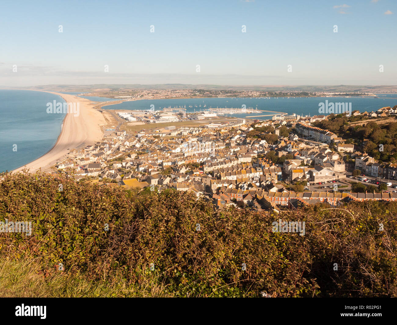 À partir de la plage de Chesil Beach Île de Portland angleterre vue paysage d'été ; bâtiments ; Dorset, Angleterre, Royaume-Uni Banque D'Images