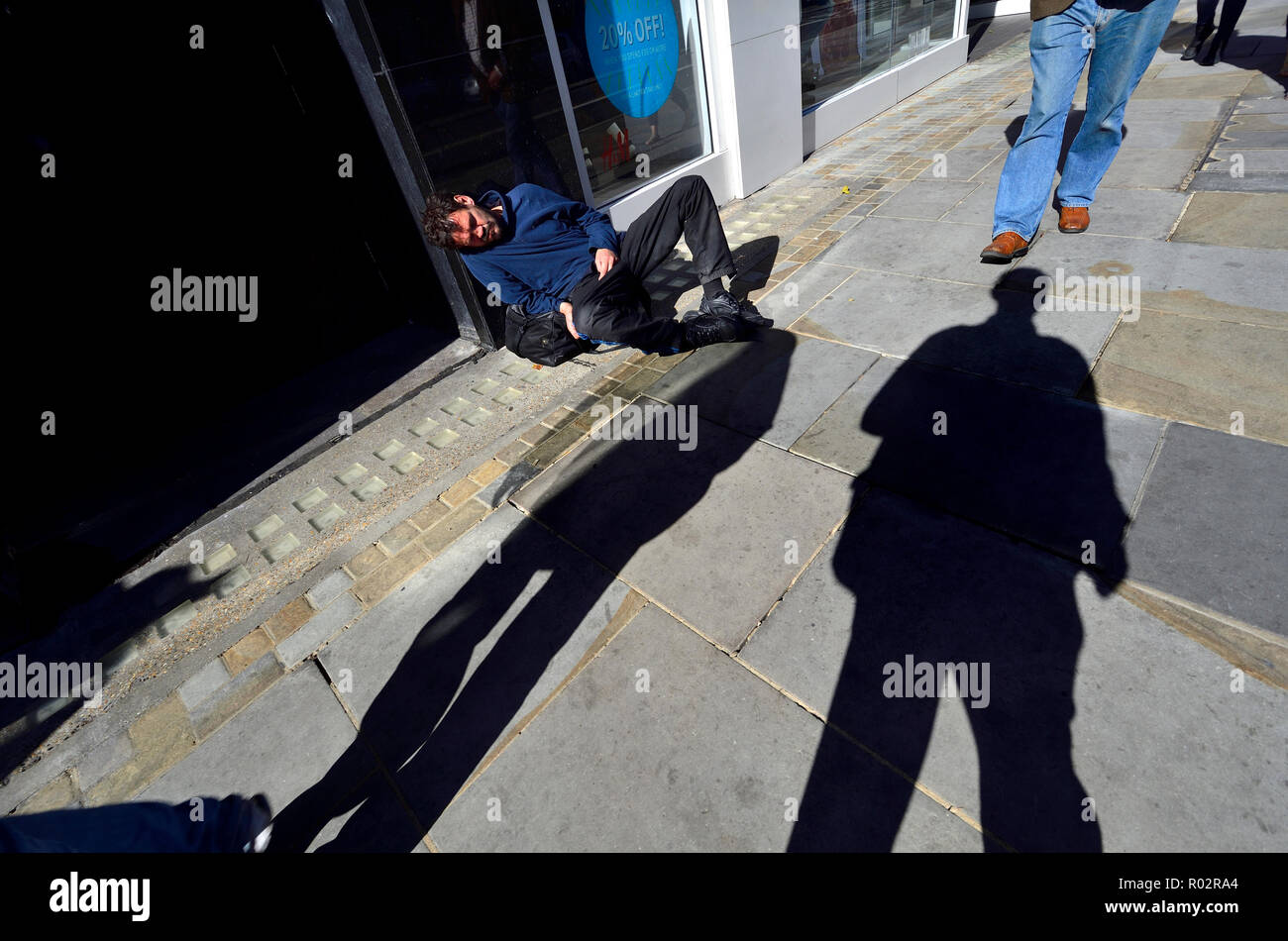 Sans-abri endormi sur la chaussée dans le centre de Londres, Angleterre, Royaume-Uni. Banque D'Images