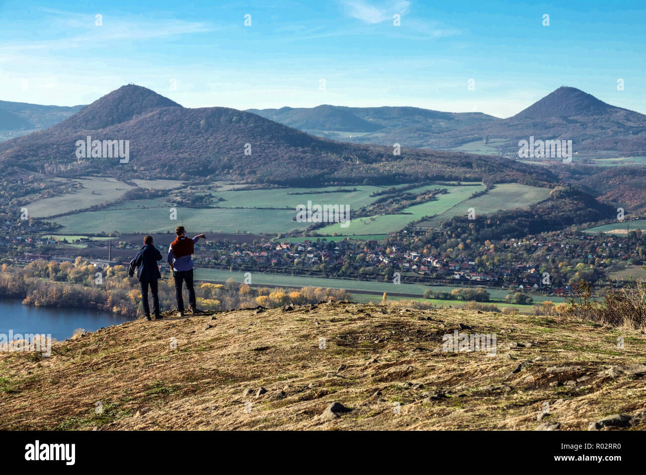 Deux randonneurs surplombent le paysage de la vallée de l'Elbe et des montagnes de la Bohème centrale, Ceske Stredohori, paysage de la République tchèque Banque D'Images