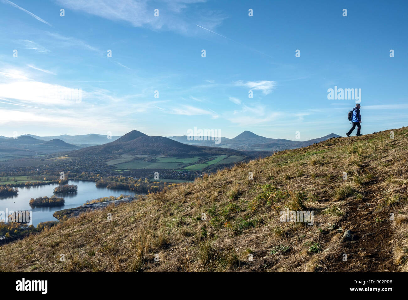 Un randonneur marchant jusqu'à la montagne Radobyl, dans le fond de la vallée de l'Elbe Central Bohemian Mountains République tchèque randonnée seul Ceske Stredohori Banque D'Images