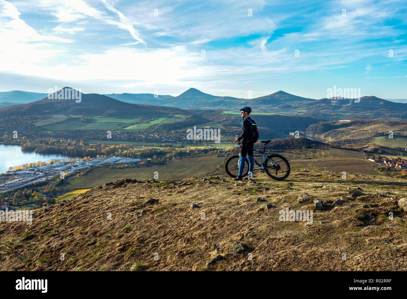 Un motard fasciné par la vue sur la campagne tchèque Vallée de l'Elbe les montagnes de Bohême centrale, un homme surplombant le paysage tchèque, un vélo de route seul Banque D'Images
