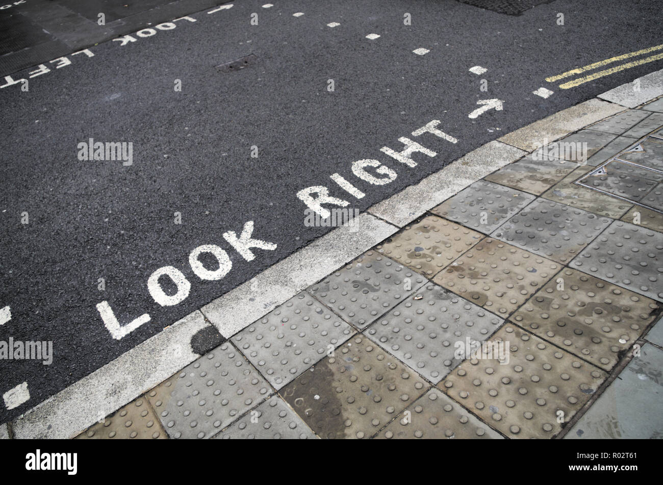 Regardez à droite signe sur passage piétons, Londres, Royaume-Uni. Banque D'Images