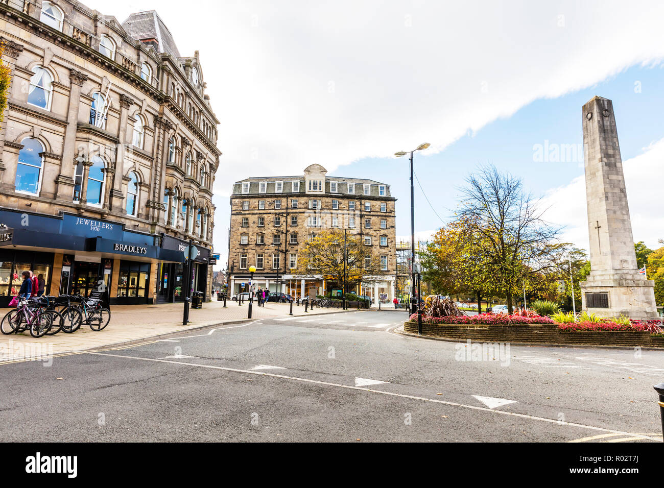 Yorkshire Harrogate Harrogate, Royaume-Uni l'Angleterre, souvenirs de guerre, obélisque Obélisque, Harrogate, Harrogate Harrogate War Memorial, ville, route, routes, magasins, UK Banque D'Images