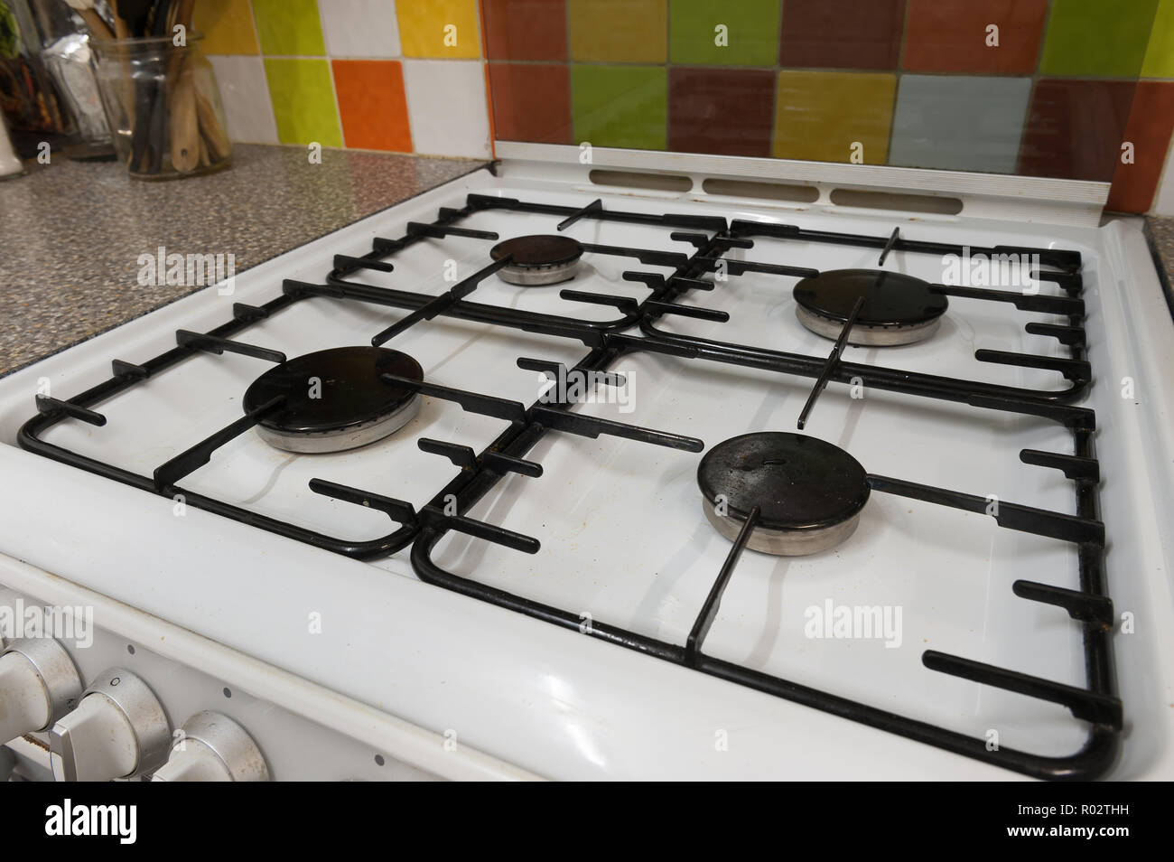 Qui, à première vue, une cuisinière à gaz révèle la saleté, huile, graisse, éclaboussé de cires grasses, les bactéries qui brillent sous la lumière UV montrant les pratiques d'hygiène Banque D'Images