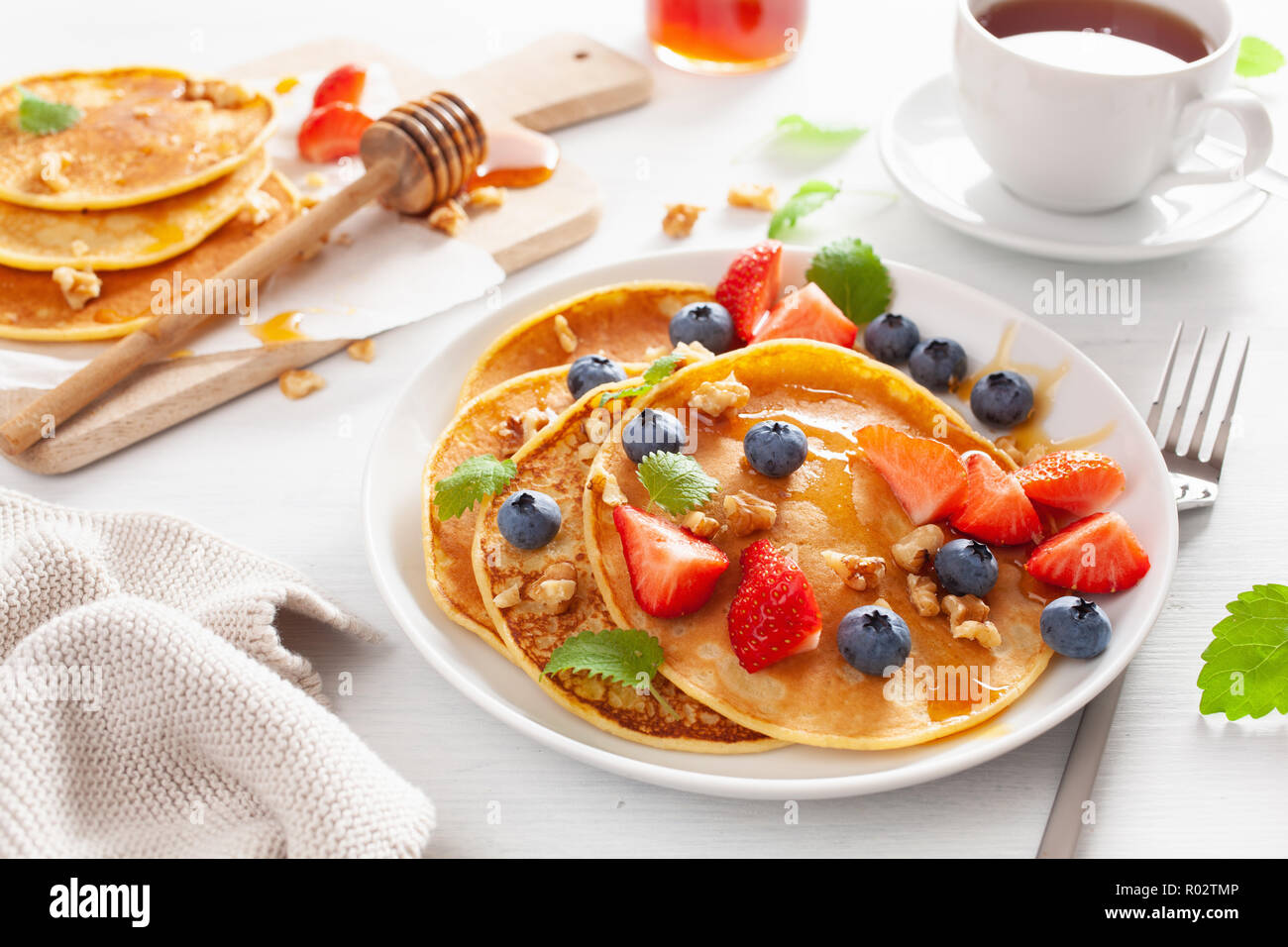 Des crêpes au miel et noix myrtille fraise pour le petit déjeuner Banque D'Images