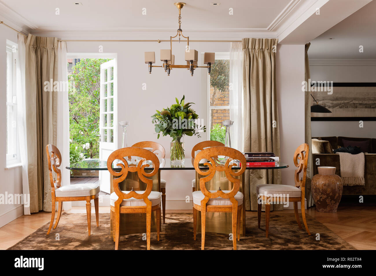 Salle à manger avec des chaises en bois Banque D'Images
