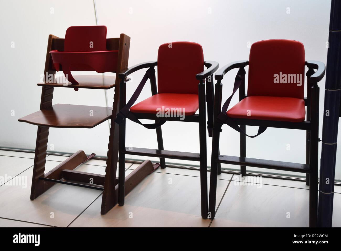 Des chaises hautes, cafe, Shinjuku, Japon Banque D'Images