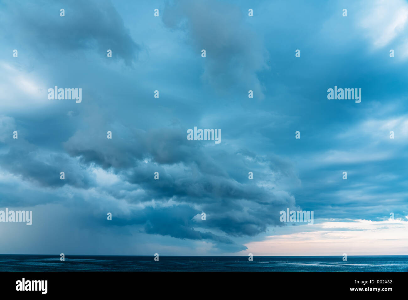 Storm Clouds Gathering sur l'Océan Banque D'Images