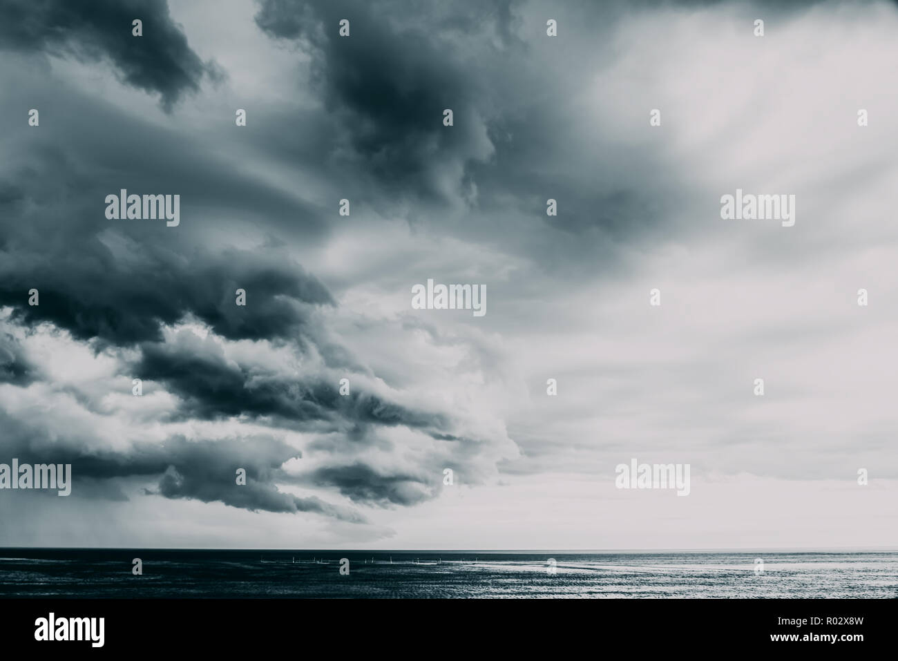 Storm Clouds Gathering sur l'Océan Banque D'Images