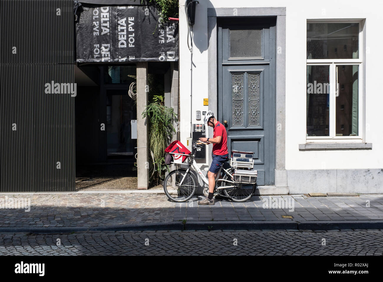 Employé des postes sur une bicyclette à Mechelen, Belgique Banque D'Images