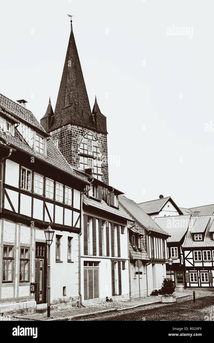 Rue avec maisons à colombages et chreckensturm "tour" dans la vieille ville de Quedlinburg en monochrome Banque D'Images