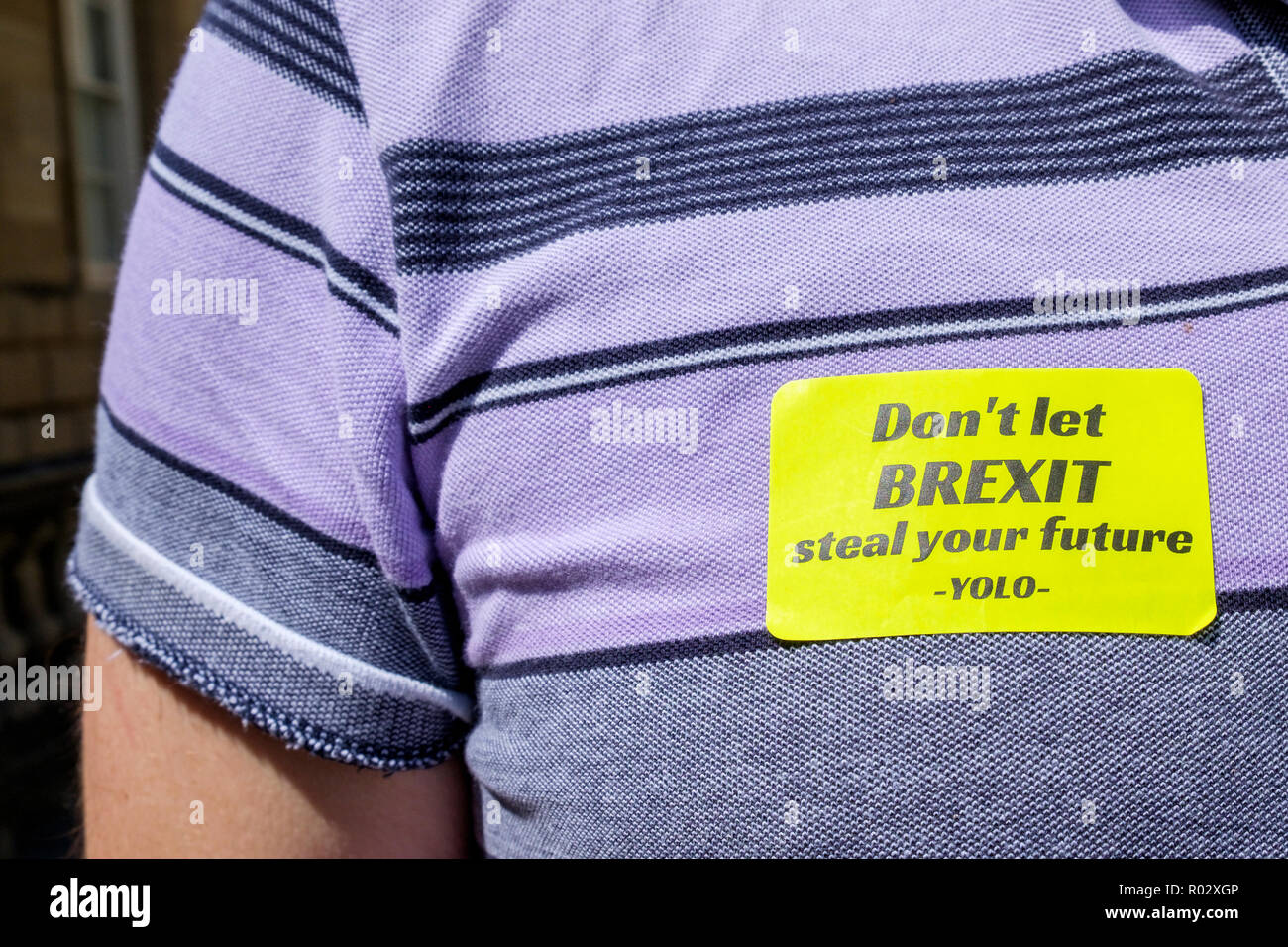 Un volontaire de la baignoire pour l'Europe groupe est représenté portant un brexit badge protestation alors qu'il prend part à une marche dans les rues de Bath Banque D'Images