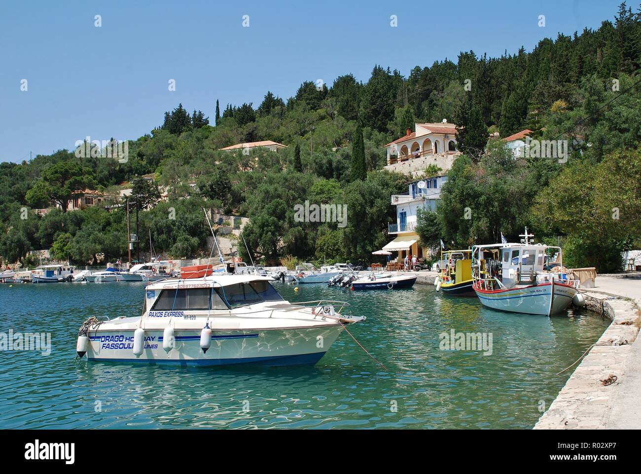 Boata amarré dans le port de Lakka, sur l'île grecque de Paxos le 10 juin 2014. Le 13km de long island a une population d'environ 2300. Banque D'Images